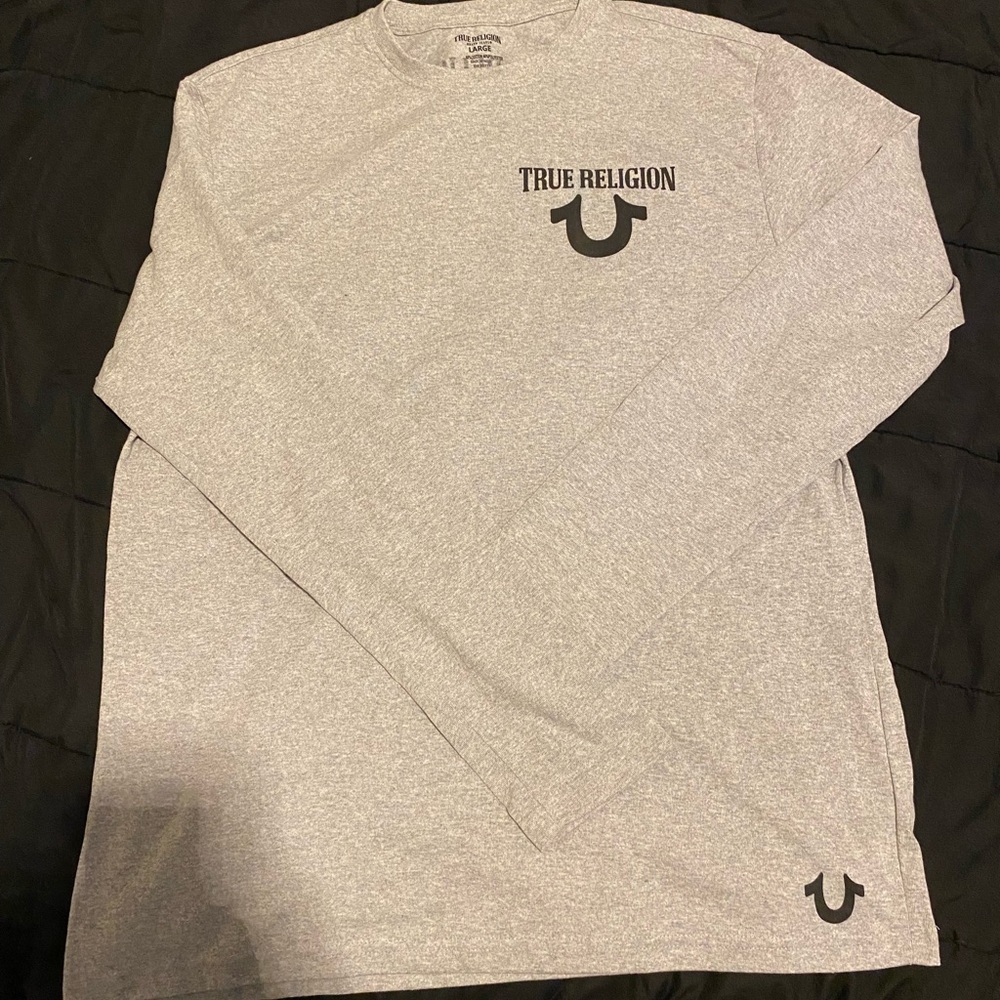 Silver long sleeve true religion tee
Size L 
Fits like a M